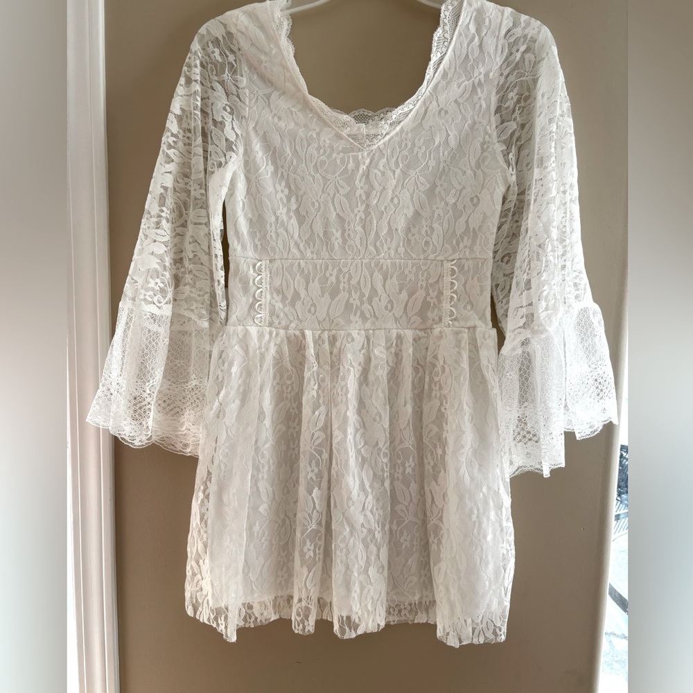 NWOT lace dress. Size small.